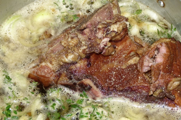 Údená krížová kosť s materinou dúškou na tmavom pive - obrázok 1