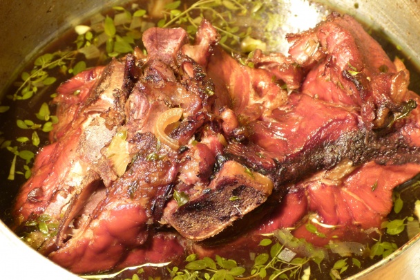 Údená krížová kosť s materinou dúškou na tmavom pive - obrázok 2