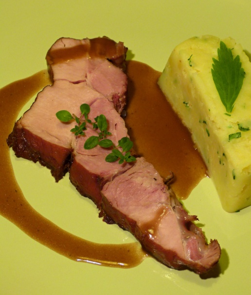 Údená krížová kosť s materinou dúškou na tmavom pive - obrázok 3