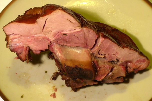 Údená krížová kosť s materinou dúškou na tmavom pive - obrázok 4