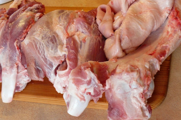 Guláš z bravčových kolienok - obrázok 1