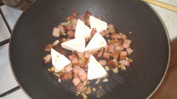 Zapekané penne s karfiolom a syrovou omáčkou (fotorecept) - obrázok 3