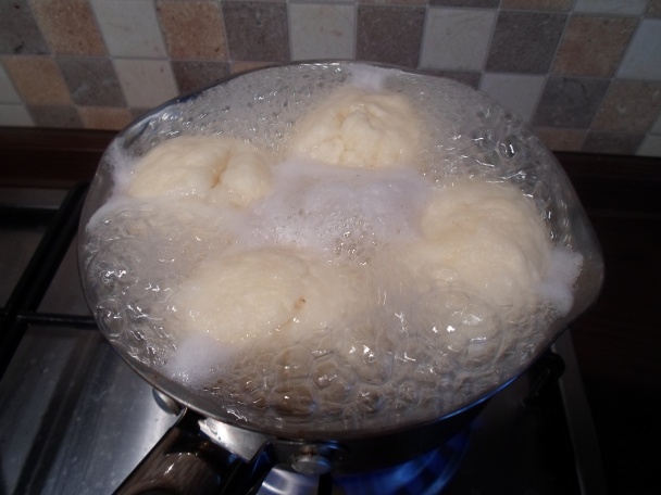 Kysnuté knedličky s ovocím - obrázok 5