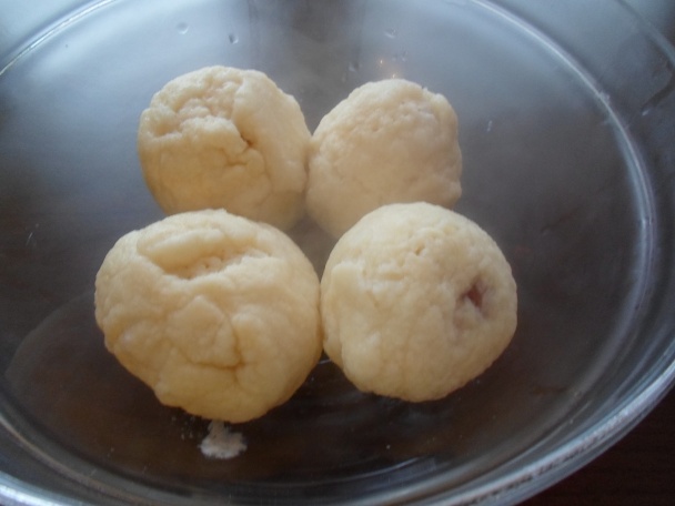 Kysnuté knedličky s ovocím - obrázok 6