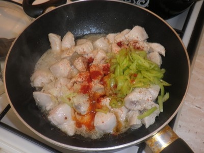 Kuracie mäso na paprike a cesnakové halušky - obrázok 2