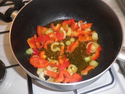 Kuracinka s paprikovou omáčkou a cesnakovými nokami (fotorecept) - obrázok 3