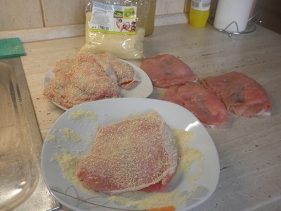 Plnené plátky bravčového karé s bylinkovo-vínovovou omáčkou (fotorecept) - obrázok 2