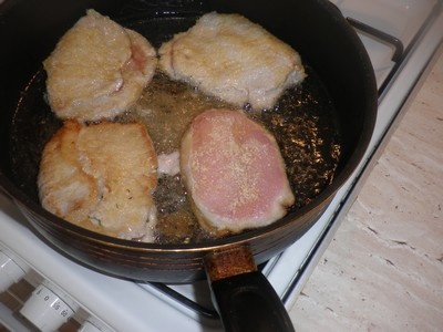 Plnené plátky bravčového karé s bylinkovo-vínovovou omáčkou (fotorecept) - obrázok 3