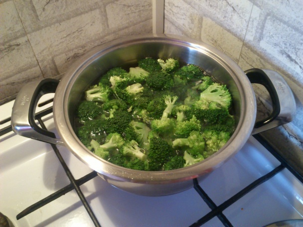 Brokolicový šalát so šunkou a vajcami - obrázok 1