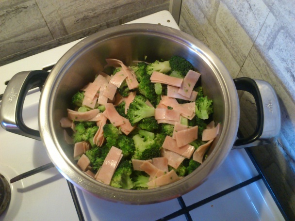 Brokolicový šalát so šunkou a vajcami - obrázok 2