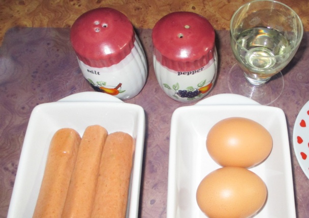 Párky v tvare kvetov zapečené s vajíčkom (fotorecept) - obrázok 1