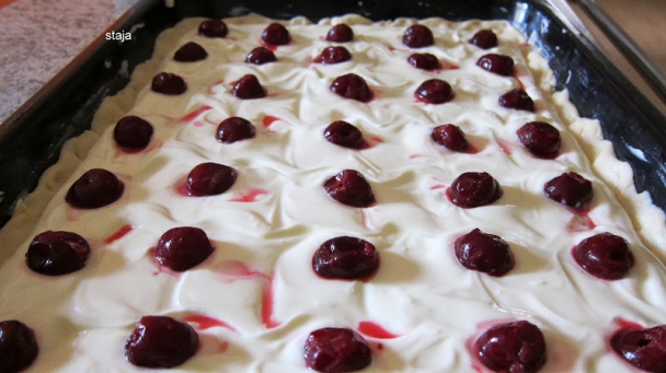 Tvarohovo-višňový ľahký koláč - obrázok 3