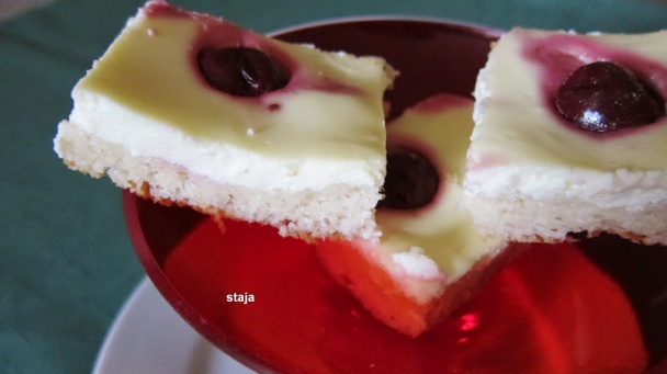 Tvarohovo-višňový ľahký koláč - obrázok 4