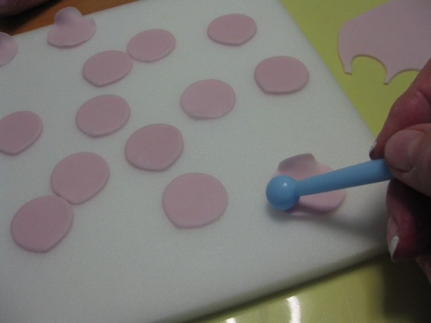 Kakaová torta a postup na ružičky - obrázok 8