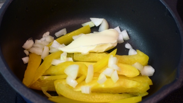 Morčacia pečeň s jablkovým pyré a zeleninou - obrázok 2