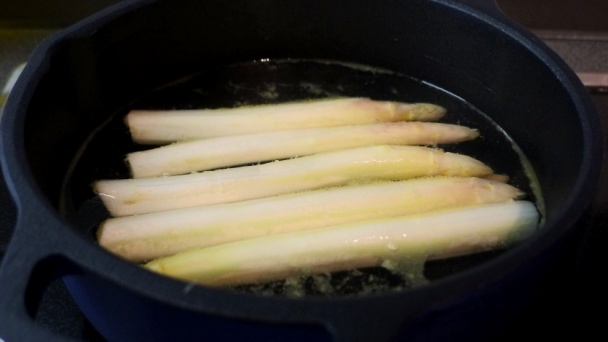 Kuracie mäso so špargľou, zemiakmi a parmezánom (fotorecept) - obrázok 1