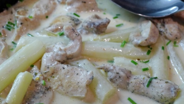 Kuracie mäso so špargľou, zemiakmi a parmezánom (fotorecept) - obrázok 3