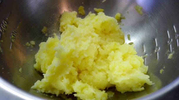 Zemiakové knedličky s kuracím mäsom (fotorecept) - obrázok 5