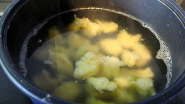 Zemiakové knedličky s kuracím mäsom (fotorecept) - obrázok 8