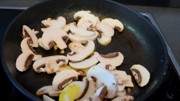 Morčacie mäso na šampiňónoch a uhorkách (fotorecept) - obrázok 4