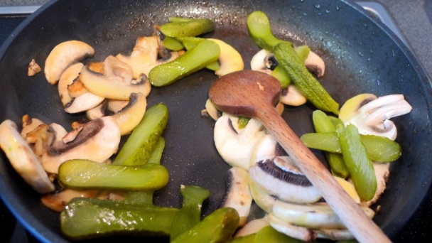 Morčacie mäso na šampiňónoch a uhorkách (fotorecept) - obrázok 5