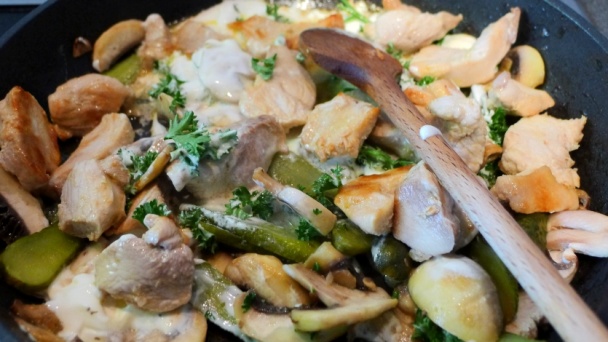 Morčacie mäso na šampiňónoch a uhorkách (fotorecept) - obrázok 6