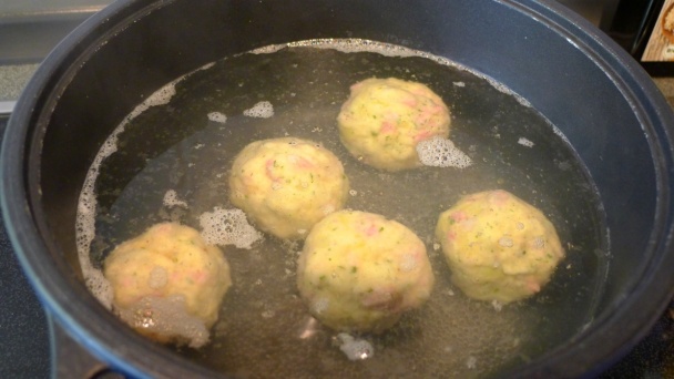 Zemiakové knedlíky s krémovou omáčkou a kuriatkami (fotorecept) - obrázok 3