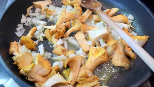 Zemiakové knedlíky s krémovou omáčkou a kuriatkami (fotorecept) - obrázok 6