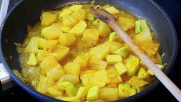 Losos s curry omáčkou, cuketou a ananásom (fotorecept) - obrázok 4