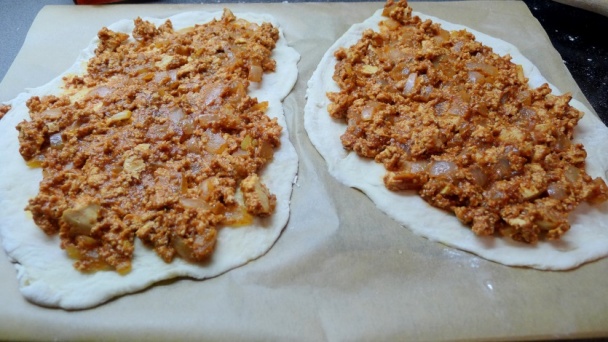 Slaný koláč s tofu, paradajkami, bazalkou a syrom (fotorecept) - obrázok 7