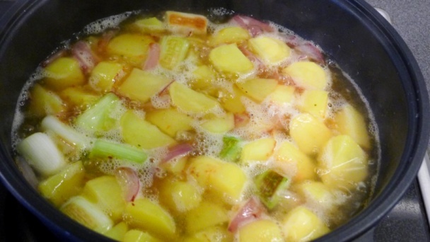 Cibuľové zemiaky na bielom víne (fotorecept) - obrázok 2