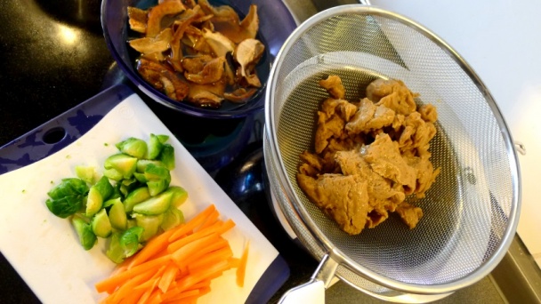 Seitan v hubovo-zeleninovej omáčke (fotorecept) - obrázok 1