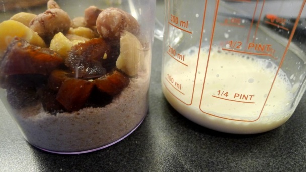Gaštanové guľky v kokose a malinovej omáčke (fotorecept) - obrázok 1