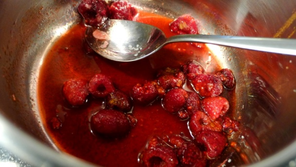 Gaštanové guľky v kokose a malinovej omáčke (fotorecept) - obrázok 4