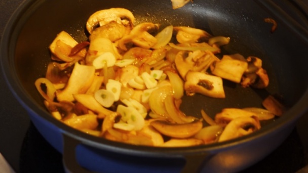Špagety so šampiňónmi a hlivou (fotorecept) - obrázok 4