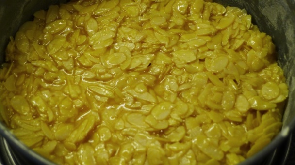 Mandľovo-medový koláč Bienenstich (fotorecept) - obrázok 6