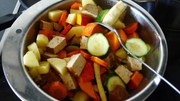 Pečené tofu so zeleninou a mandľovým dipom (fotorecept) - obrázok 3