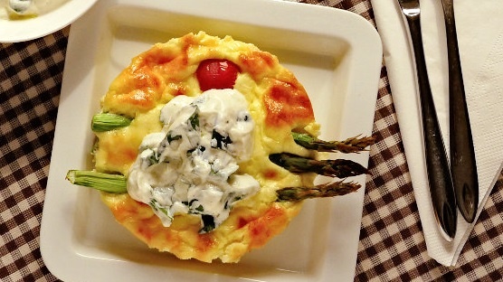 Špargľový slaný koláč s medvedím tvarohom - obrázok 5