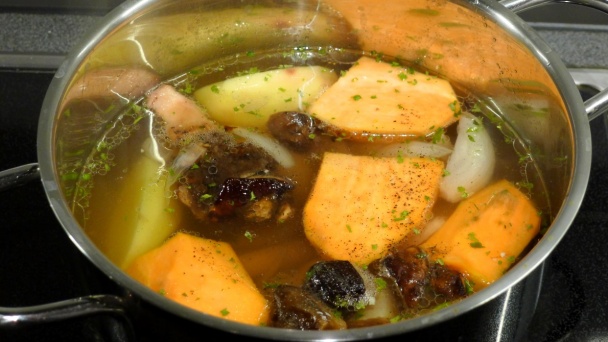 Polievka s hubami a čiernym koreňom - obrázok 3