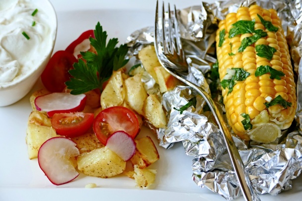 Kukurica so zemiakmi, paradajkami a tvarohom - obrázok 4