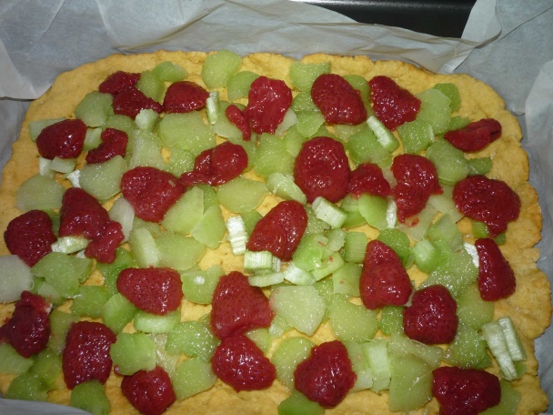 Rebarborovo - jahodový koláč - obrázok 3