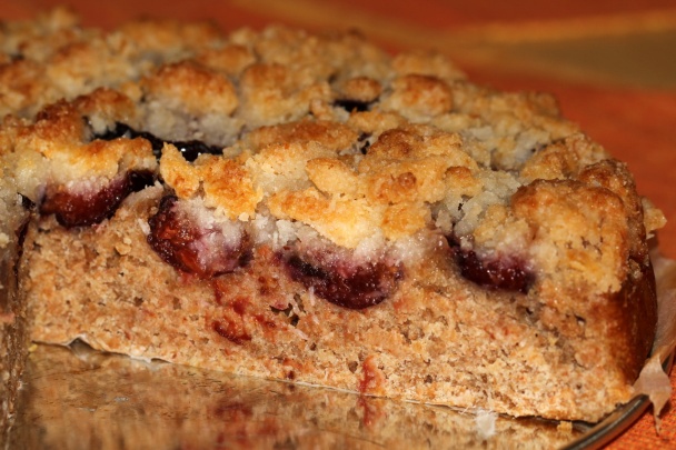 Kváskový celozrnný koláč s ovocím a posýpkou (vegan) - obrázok 5