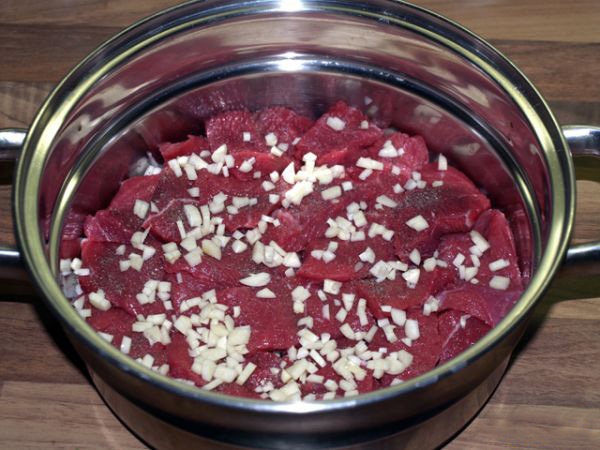 Hovädzie s cesnakovo korenistou omáčkou (fotorecept) - obrázok 4