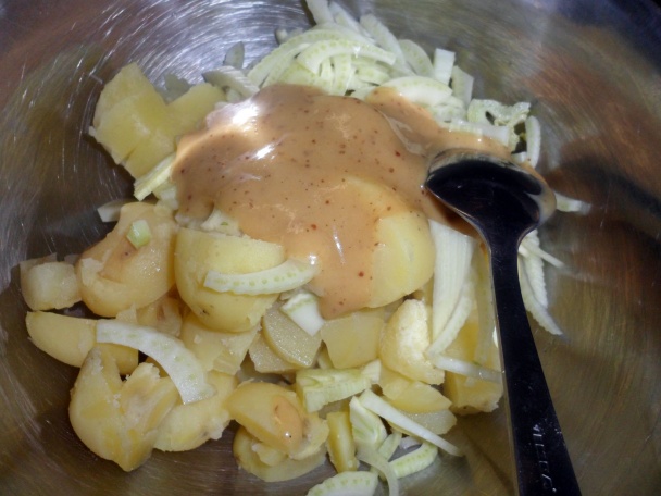 Zemiakový šalát s čerstvým feniklom a medovo-horčicovým dressingom  (fotorecept) - obrázok 3