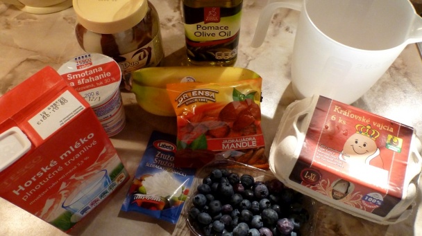 Palacinky s Nutellou, restovaným ovocím a mandľami - obrázok 1