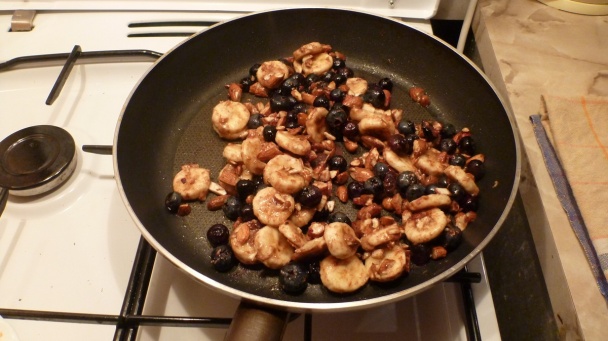 Palacinky s Nutellou, restovaným ovocím a mandľami - obrázok 4