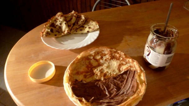 Palacinky s Nutellou, restovaným ovocím a mandľami - obrázok 5