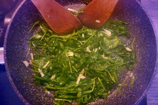 Špagety so špenátom a slaninovými chipsami - obrázok 2