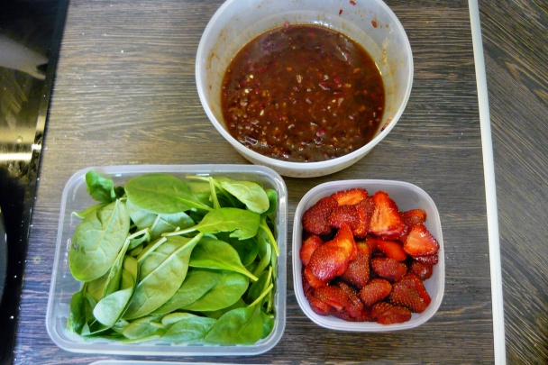 Špenátový šalát s jahodami - obrázok 4