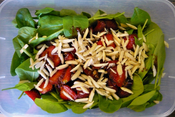 Špenátový šalát s jahodami - obrázok 5